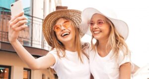 dve-priatelky-mobil-fotak