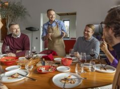 vecera-stol-zvysky-jedla-na-tanieroch