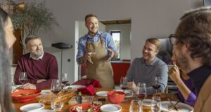 vecera-stol-zvysky-jedla-na-tanieroch