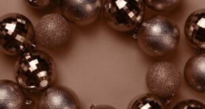 mocha-mousse-vianoce-2025