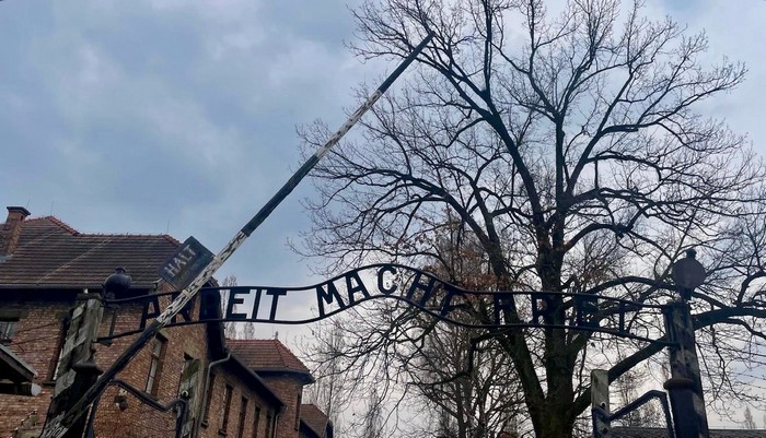 arbeit-macht-frei-auschwitz