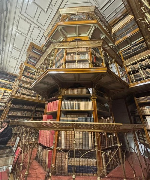 diecezna-kniznica-police-knihy