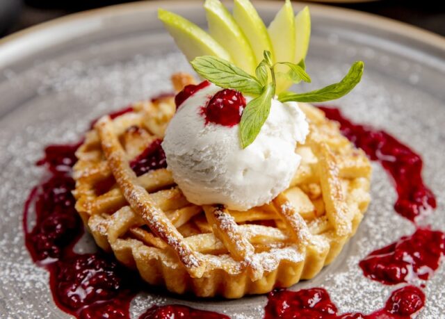 krehky-jablkovy-tart-so-zmrzlinou