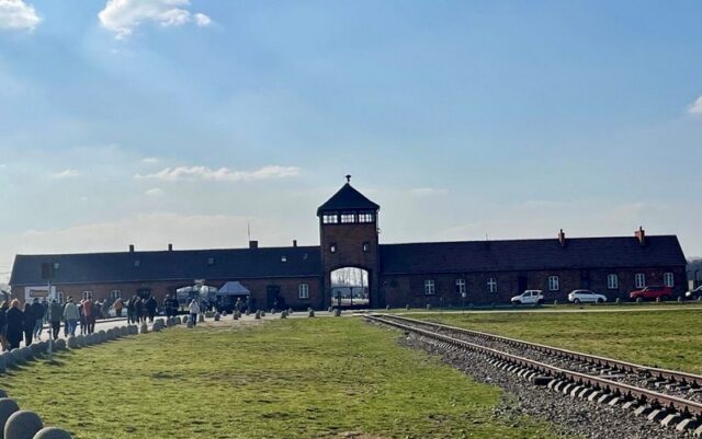 osviencim-auschwitz-prichod-budova