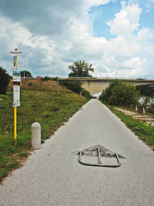 cyklisticky-chodnik-pri-vahu