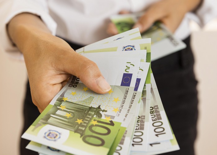 peniaze-bankovky-euro-drahsi-zivot