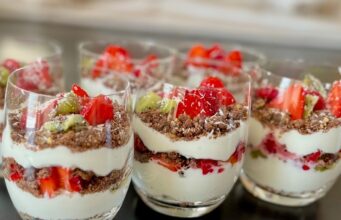 Osviežujúci tvarohový pohár s ovocím a chrumkavým müsli | RECEPT recept-tvarohovy-pohar-s-ovocim
