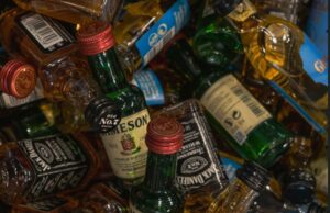 Malé fľaštičky alkoholu sú trendom, ľudia šetria a nemajú na veľké fľaše! male-flasticky-alkoholu-novy-trend