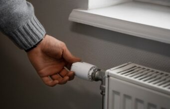 Blíži sa vykurovacia sezóna. 14 tipov, ako neplatiť za energie viac, než musíte vykurovacia-sezona-radiator