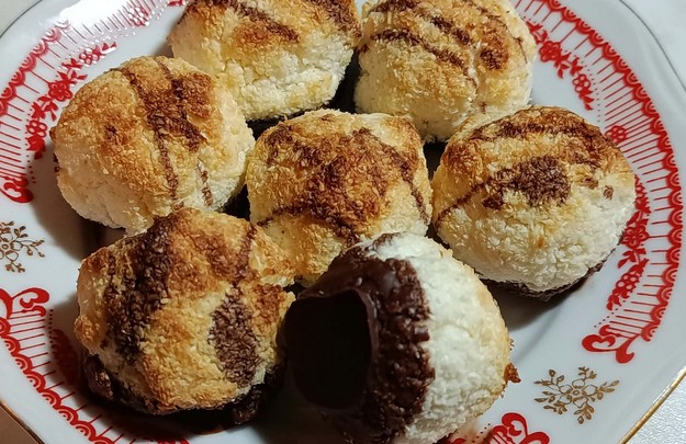 kokosove-makronky-na-tanieri